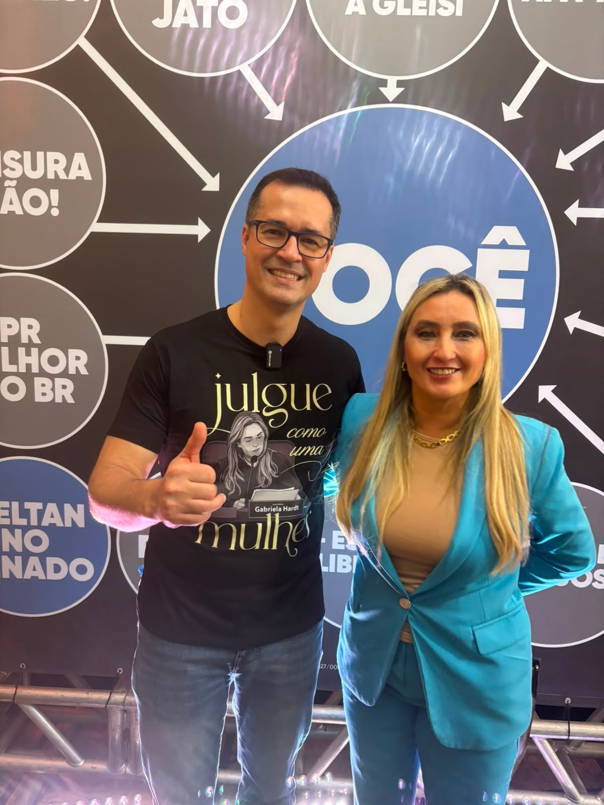 Milene Zerek com apoiadores da campanha — foto 1
